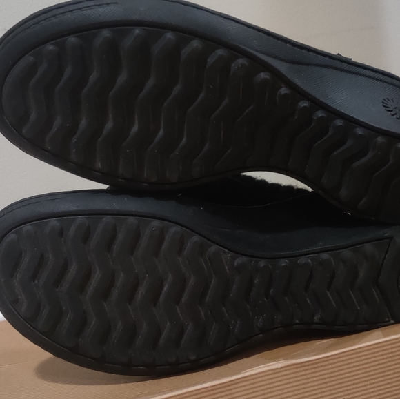 UGG sheepskin slipons size 7 - Picture 2 of 4